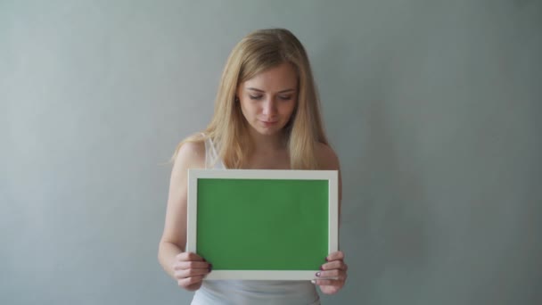 Mujer atractiva muestra copyspace Greenkey con puntos de seguimiento . — Vídeo de stock