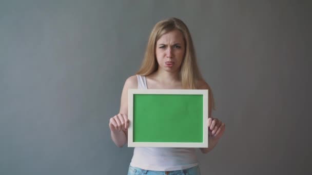Attraktiv kvinna visar greenkey copyspace med spårning poäng. — Stockvideo