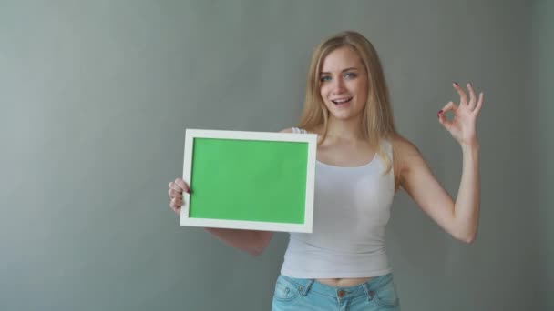 Ελκυστική γυναίκα δείχνει greenkey copyspace με την παρακολούθηση σημεία. — Αρχείο Βίντεο