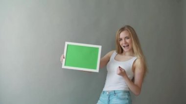 çekici bir kadın greenkey boşaltmak Puan izleme ile gösterir.