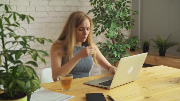 Frau ist krank bei der Arbeit, trinkt Erkältung Medizin. — Stockvideo