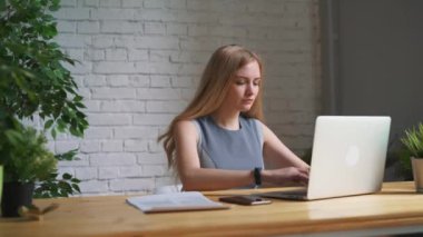 kadın dizüstü bilgisayarı kapatır ve çalışma günü sona erer