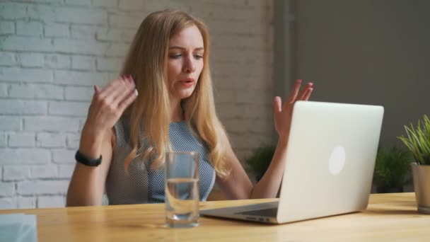 Empresária bebendo água em sua mesa em seu escritório — Vídeo de Stock