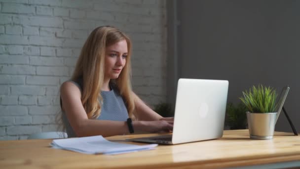 Žena se zavře laptop a končí pracovní den — Stock video