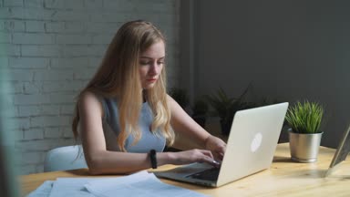 Kadın iş laptop yorgun. Baş ağrısı.