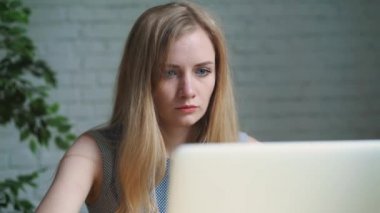Kadın iş laptop yorgun. Baş ağrısı.