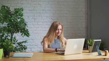 İşyerinde, otururken dizüstü ekran bakarak heyecanlı hissediyorum mutlu kadın kutluyor iş başarısı, online sınav, geçirilen e-posta, olumlu sonuç, iyi haber teşvik edilmektedir işi olumlu kazanmak