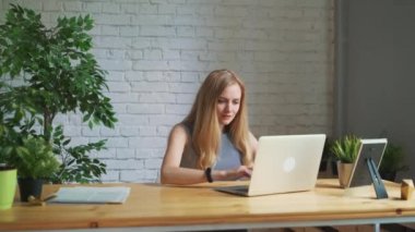 İşyerinde, otururken dizüstü ekran bakarak heyecanlı hissediyorum mutlu kadın kutluyor iş başarısı, online sınav, geçirilen e-posta, olumlu sonuç, iyi haber teşvik edilmektedir işi olumlu kazanmak
