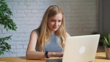 İşyerinde, otururken dizüstü ekran bakarak heyecanlı hissediyorum mutlu kadın kutluyor iş başarısı, online sınav, geçirilen e-posta, olumlu sonuç, iyi haber teşvik edilmektedir işi olumlu kazanmak