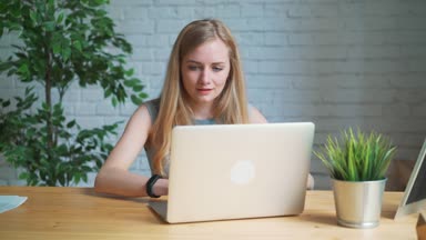 İşyerinde, otururken dizüstü ekran bakarak heyecanlı hissediyorum mutlu kadın kutluyor iş başarısı, online sınav, geçirilen e-posta, olumlu sonuç, iyi haber teşvik edilmektedir işi olumlu kazanmak