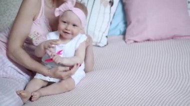 Mutlu anne ve bebek öpüşme ve sarılma, yatak birlikte, annelik kavramı annelik güzel mutlu aile dinlenme