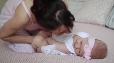 Mutlu anne ve bebek öpüşme ve sarılma, yatak birlikte, annelik kavramı annelik güzel mutlu aile dinlenme