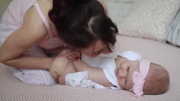 Счастливая мать и ребенок целуются и обнимаются, Отдых в постели вместе, Материнство концепции Прекрасная счастливая семья — стоковое видео