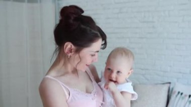 Mutlu anne ve bebek öpüşme ve sarılma, yatak birlikte, annelik kavramı annelik güzel mutlu aile dinlenme