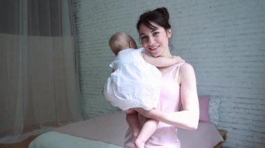 Mutlu anne ve bebek öpüşme ve sarılma, yatak birlikte, annelik kavramı annelik güzel mutlu aile dinlenme