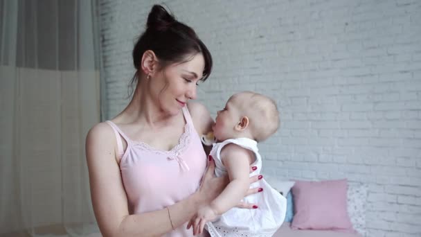 一个有奶嘴的孩子 妈妈抱着婴儿在奶嘴上 — 图库视频影像