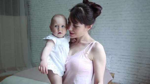 Uma criança com uma chupeta, mãe segurando seu bebê no mamilo — Vídeo de Stock