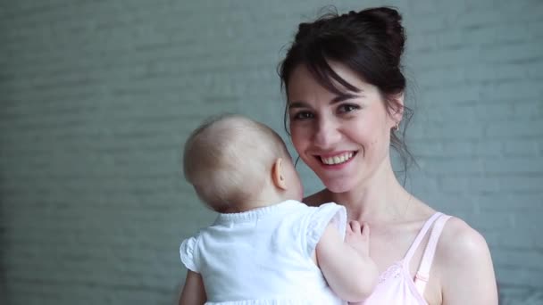 快乐妈妈和宝宝亲吻和拥抱，搁在床上一起，产假概念孕产美丽幸福的家庭 — 图库视频影像