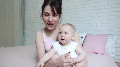 Mutlu anne ve bebek öpüşme ve sarılma, yatak birlikte, annelik kavramı annelik güzel mutlu aile dinlenme