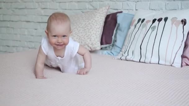Krásných 9 měsíců věku dítěte po sprše procházení na posteli — Stock video