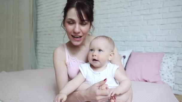 幸せの母親と赤ちゃんのキスしハグ、ベッド一緒に、マタニティ コンセプト母性美しい幸せな家族で休んで — ストック動画