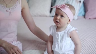 Mutlu anne ve bebek öpüşme ve sarılma, yatak birlikte, annelik kavramı annelik güzel mutlu aile dinlenme