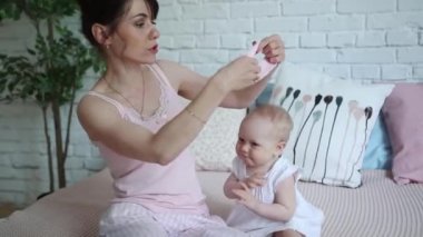 Mutlu anne ve bebek öpüşme ve sarılma, yatak birlikte, annelik kavramı annelik güzel mutlu aile dinlenme