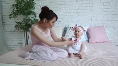 Mutlu anne ve bebek öpüşme ve sarılma, yatak birlikte, annelik kavramı annelik güzel mutlu aile dinlenme