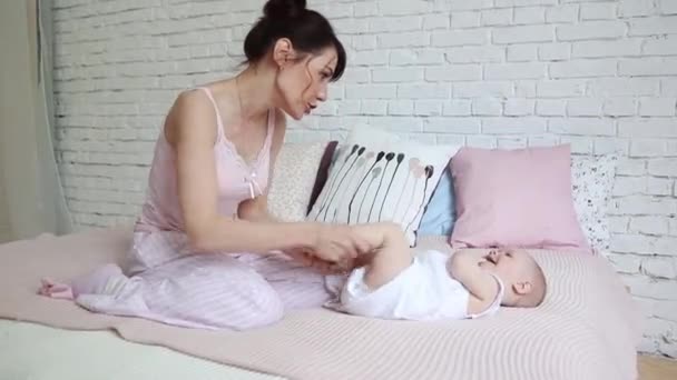 Jonge Happy Mother Holding haar pasgeboren kind. Familie thuis. Beautiful lacht moeder en Happy Baby samen. — Stockvideo