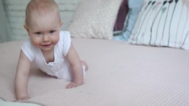 Güzel 9 aylık bebek duş yatağa sürünerek sonra