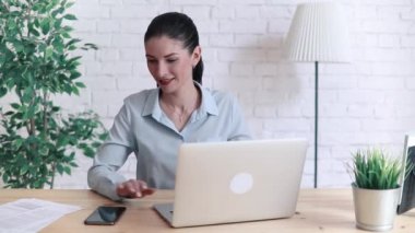 kadın kullanıyorsanız, dizüstü bilgisayar ve akıllı telefon Danışma office yerde