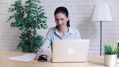 kadın kullanıyorsanız, dizüstü bilgisayar ve akıllı telefon Danışma office yerde