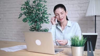 Söz ve sallayarak hippi kız gülümseyerek ve iş yerinde masada oturan bir dizüstü bilgisayar ile bir video aramasý sýrasýnda Merhaba. İnternette laptop üzerinden bir toplantısı neşeli iş kadını.