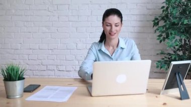 bir kadın toplantısında saat bakarak ofiste bir masada.