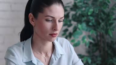 Having baş ağrısı çalışırken dizüstü bilgisayar kullanan bir iş kadını. Cafe ahşap masada otururken ağrı hissi kafasını dokunmadan kız vurguladı ve depresif. İş başarısızlık kavramı