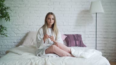 güzel kadın ellerinin üzerinde krem koymak