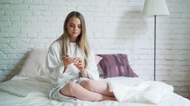 güzel kadın ellerinin üzerinde krem koymak