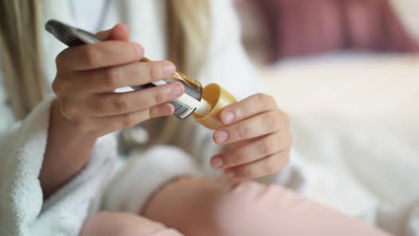 Hermosa mujer poniendo crema en sus manos — Vídeos de Stock