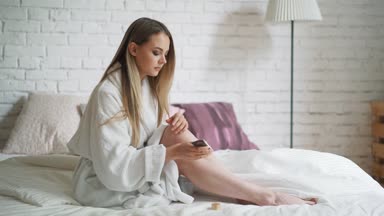 güzel kadın bacakları ve krem.