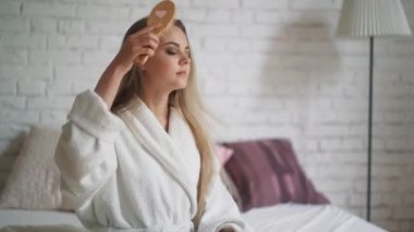 Bornoz mutlu kadın yatak penye güzel uzun saç.