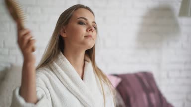 Fırçalama sonra kaybetme hakkında kızgın uzun saçlı güzel kadın