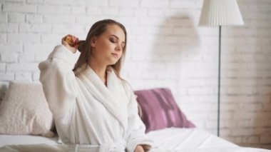 Fırçalama sonra kaybetme hakkında kızgın uzun saçlı güzel kadın