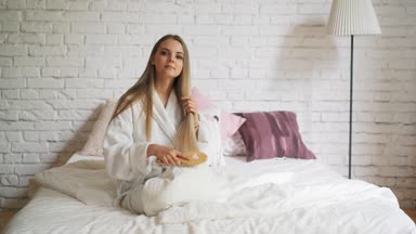 bir kadın kalın karışık kumral saçları tarak çalışıyor ama değil.