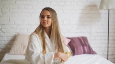 bir kadın kalın karışık kumral saçları tarak çalışıyor ama değil.