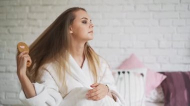 bir tarak ve sorun saçlı kız.