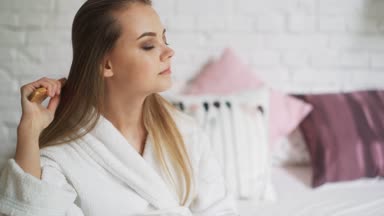 bir tarak ve sorun saçlı kız