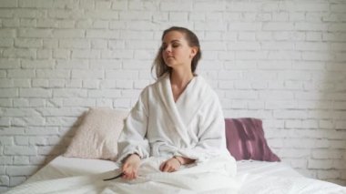 Yumuşak sarışın saç bakımı, kozmetik şampuan ve balms kullandıktan sonra tarama kız