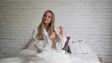 Yumuşak sarışın saç bakımı, kozmetik şampuan ve balms kullandıktan sonra tarama kız