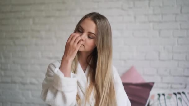 Chica peinando cabello rubio suave después de usar champús y bálsamos para el cuidado, cosméticos — Vídeos de Stock