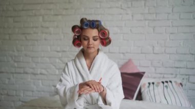 sevimli kız Bornozlu krem elleriyle losyonları